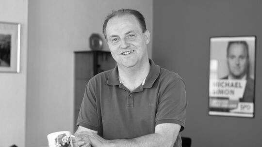 Michael Simon (SPD) in seinem Wahlkreisbüro in Bad Kreuznach: Am Silvestermorgen ist er im Alter von 54 Jahren überraschend vers