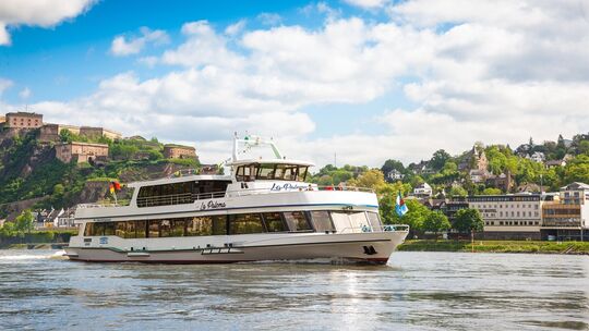 In der La Paloma, Baujahr 1992, bietet der Salon Platz für bis zu 180 Gäste. Auf dem Oberdeck befindet sich neben zwei Freideck