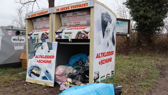 Leider kein seltenes Bild: Altkleidercontiner werden als Müllabladeplatz missbraucht oder fallen Zerstörungswut und Diebstahl zu