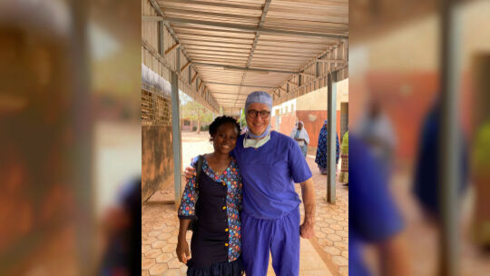 Dieser jungen Dame hatte Orthopäde Christoph Meister (rechts) das Jahr zuvor beide Hüftgelenke operiert. Zuvor hat die Frau gar