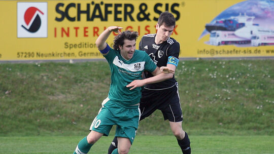 Auch vor 13 Jahren führte Marian Kneuper (in Schwarz) schon für Wirges Zweikämpfe , in diesem Fall den als Kaptän der EGC gegen