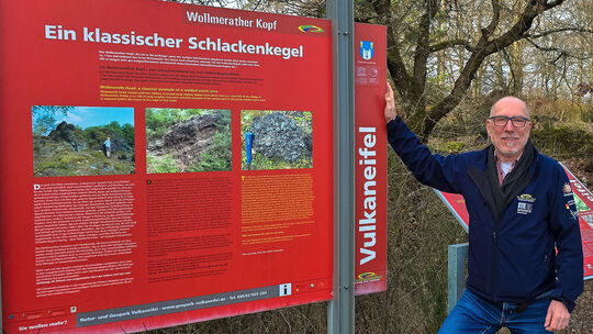 Der Geowissenschaftler Andreas Schüller, Geschäftsführer des Natur- und Geoparks Vulkaneifel, am Wollmerather Kopp.