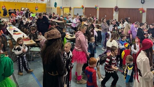 Kindermaskenball statt Straßenfastnacht: In Hennweiler wurde der verregnete Umzug zur fröhlichen Feier – mit Spielen und Musik.