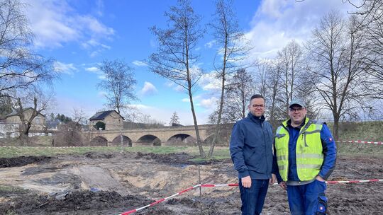 Ortsbürgermeister Philipp Geib (links) gemeinsam mit Bauhofleiter Diethelm Hahn vor dem Biotop-Areal in Staudernheim.