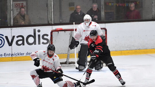 Für Paul König (dunkles Trikot) und seine EGDL heißt es am Freitagabend, den Realstars aus Bergisch Gladbach bei derren "Hopp-od