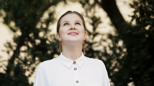 Die junge finnische Dirigentin Emilia Hoving (Jahrgang 1994) hat sich rasch auf den internationalen Konzertpodien etabliert.