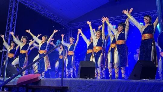 Tolle Tanznummern brachten die Bühne der Wallersheimer Turnhalle bei der Stubbi-Sitzung der Fidele Mädcher zum Beben.