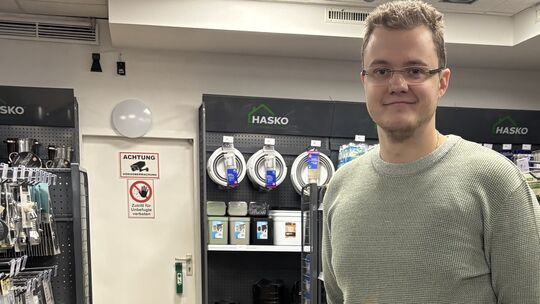 Gheorghe Caracus in seinem neuen Haushaltswarenladen "Hasko" in der Mittelstraße: Von hier aus könnte der 26-Jährige weiter expa