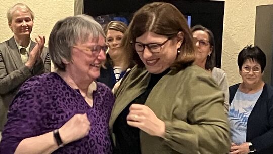 Einen sehr herzlichen persönlichen Abschied erfuhr Beate Ullwer (vorn links) von der Kollegin und Weggefährtin Simone Rothermel