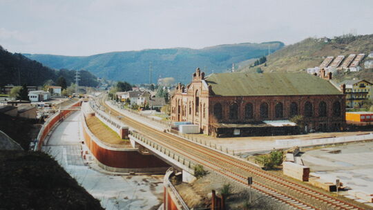 Im April 2000 wurde noch an der Umgehungsstraße in Bad Ems gebaut. Der Haltepunkt West für die Bahnstrecke hatte daneben schon s