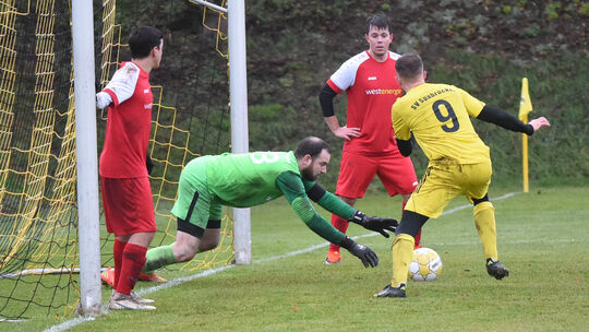 Noch duellieren sich die SG Spabrücken (gelbe Trikots) und die SG Hochstetten in der B-Klasse. Gut möglich, dass beide dank eine