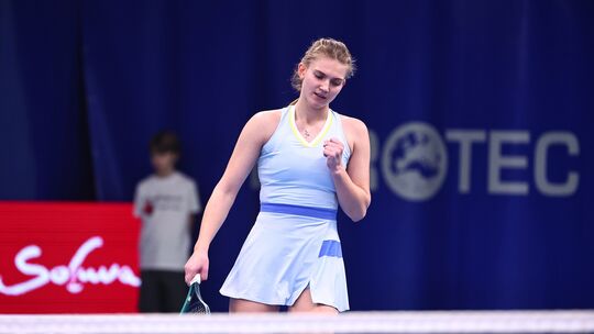 Seriensiegerin und Titelverteidigerin: Julia Avdeeva steht nach dem Sieg in einem hochklassigen Match gegen Eva Bennemann am Don