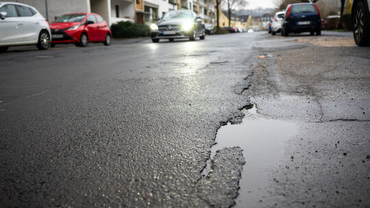 Schlaglöcher und Schäden gehören auch auf den Straßen im Wahlkreis Diez/Nassau zur Realität vieler Autofahrer.