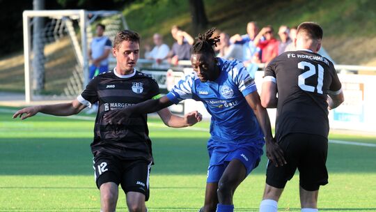 Yusupha Sawaneh (in Blau, hier im Spiel gegen den FC Horchheim) hat für den TuS Niederberg bisher neun Tore in der Kreisliga A 4