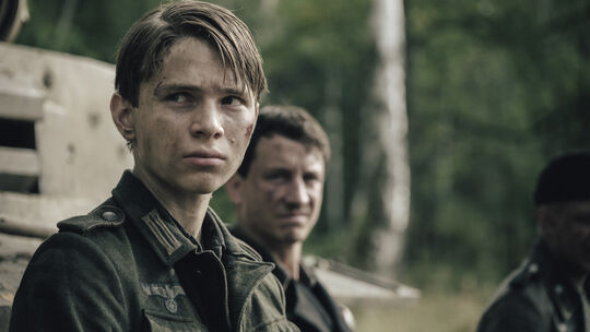 Yoran Leicher als Ladeschütze Michel im Amazon-Blockbuster "Der Tiger" von Regisseur Dennis Gansel.