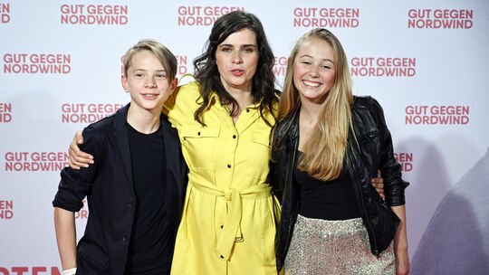 Die Schauspieler Yoran Leicher, Nora Tschirner (M) und Katharina Gieron kommen zur Premiere des Kinofilms "Gut gegen Nordwind".