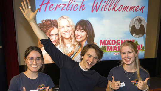 Mitarbeiterinnen des Cinexx hießen den erfolgreichen Schauspieler Yoran Leicher im Hachenburger Kino anlässlich der Präsentation