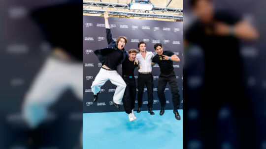 Die Schauspieler Yoran Leicher, Jamie-Lee Curt Williams, Jason Klare und Victor Kadam (vlnr) schweben bei der Weltpremiere der N