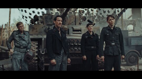 In "Der Tiger" werden Leonard Kunz (von links), Laurence Rupp, Sebastian Urzendowsky und Yoran Leicher in ihrem von David Schütt