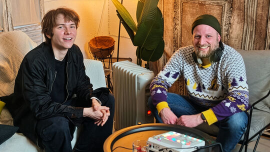 Schauspieler Yoran Leicher aus Hachenburg (links) mit "RZähl mal!"-Host Christian Mack bei der Podcastproduktion in Köln.