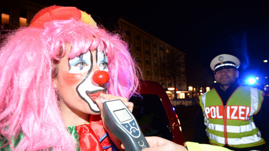 Wenn Jecken aufgrund von Alkoholgenuss auffällig werden, können sie von der Polizei zum Atemalkoholtest gebeten werden. Wenn Jecken aufgrund von Alkoholgenuss auffällig werden, können sie von der Polizei zum Atemalkoholtest gebeten werden.