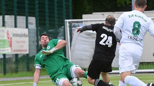 Mit 4:1 hat die Grafschafter SG (in Schwarz mit Pedro Loureiro) im Heimspiel die DJK Kruft/Kretz besiegt. Dennoch hat die DJK au