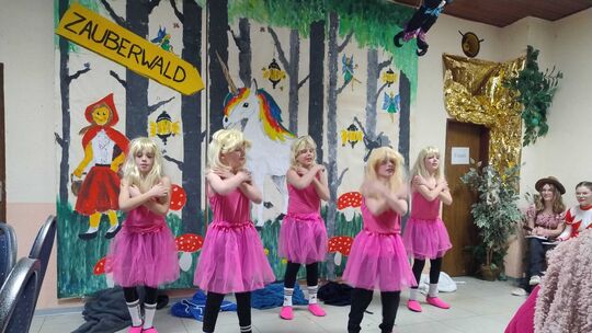 Die "Barbie-Girls", das "Männerballett" der Kinderfastnacht in Berschweiler bei Kirn