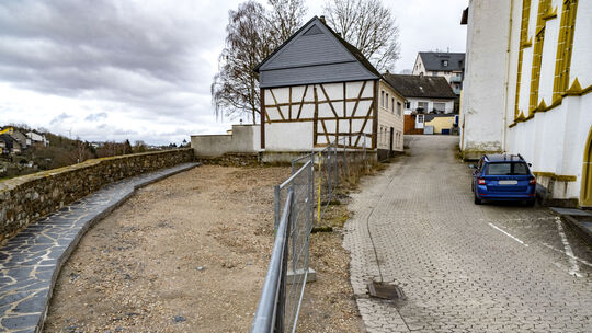 Diese Fläche zwischen der Wehrmauer (links) und der nördlichen Front der Stephanskirche soll ansehnlicher werden. Der Bauzaun ko