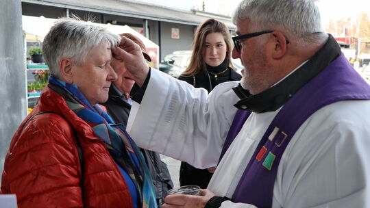 Das Aschenkreuz am Aschermittwoch: Ein Symbol für katholische Christen für die Vergänglichkeit des Lebens, das Pfarrer Andreas F