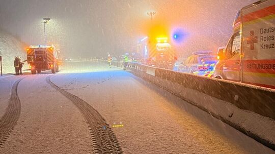 Auf der B256 sind am Sonntagabend mehrere Fahrzeuge im Schnee verunglückt.