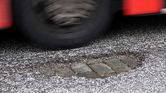 Viele Straßen in Rheinland-Pfalz sind zu Schlaglochpisten verkommen. Wie lässt sich der Sanierungsstau auflösen? Dem Landesbetri