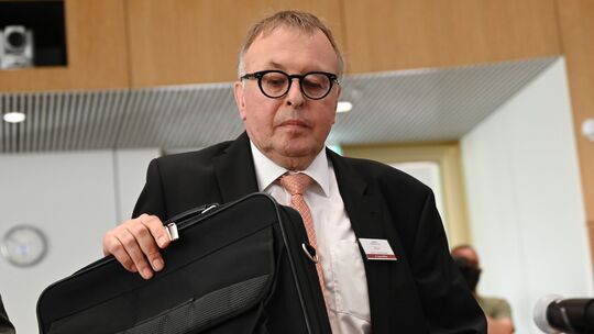 Dem früheren Landrat des Kreises Ahrweiler, Jürgen Pföhler (CDU), wurde im vergangenen Jahr ein Drittel seiner Pension gekürzt.
