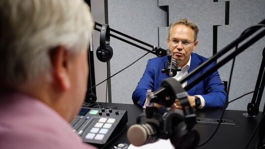 Dr. Ralf Kölbach, Vorstandssprecher der Westerwald Bank, bei der Aufnahme des Podcasts mit Lars Hennemann in der Redaktion der R