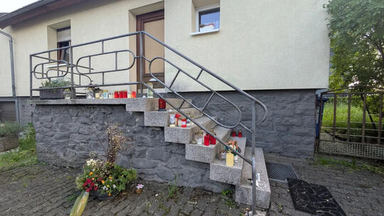 Über Monate hinweg zeigten die Weitefelder ihre Anteilnahme für die getötete Familie – sichtbar an den vielen Kerzen und Blumeng