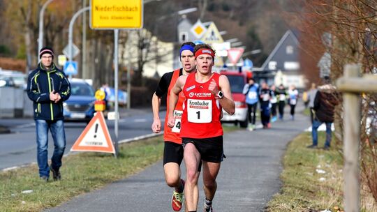 Im Jahr 2018 – da war der Föschber Radweglauf noch Bestandteil der Ausdauer-Winter-Cup-Serie – lieferten sich Jonas Hoffmann (Nr