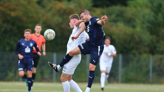 Im Hinspiel unterlag die SG 99 Andernach, damals noch mit Tim Esten (weißes Trikot), der die Bäckerjungen im Winter verlassen ha