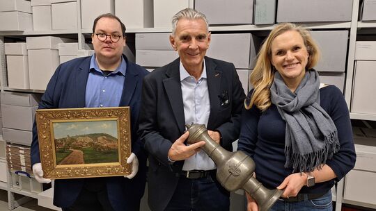 Museumsleiter Kai Seebert (von links) Bürgermeister Claus Peitz und Kulturamtsleiterin Charlotte Everling zeigen zwei der Expona