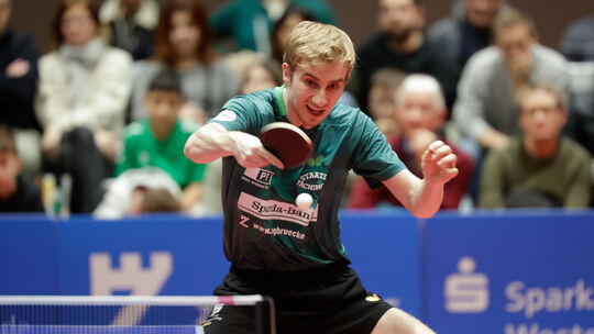 Voll fokussiert auf den nächsten Schlag, so wollen die Fans des TTC Grenzau Maciej Kubik sehen. Der 23-jährige Pole hat seinen V