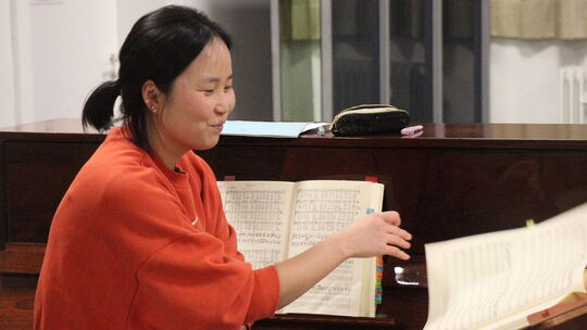 Schweres Stück, aber gute Laune: Kreiskantorin Hyejoung Choi, die während der Probe alle Hände voll zu tun hat, ist es wichtig,