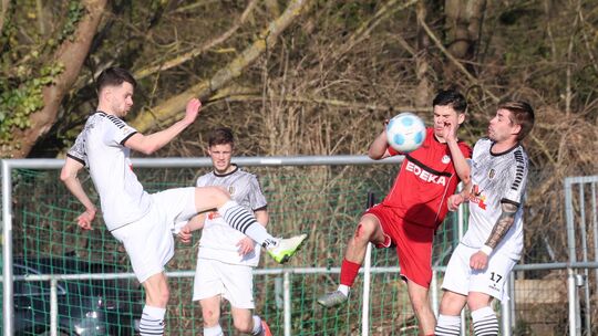 Das Hinspiel in Mendig gewannen die Gastgeber (in weißen Trikots) mit 2:1. Im Rückspiel in Rübenach ewarten beide Trainer wieder