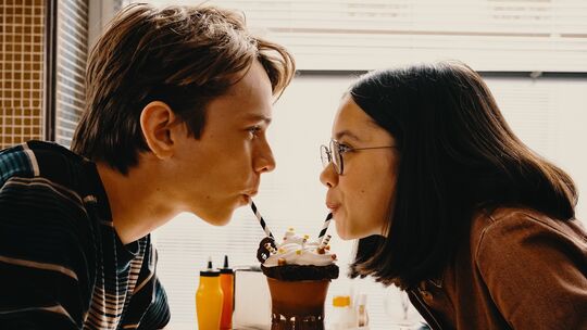 Yoran Leicher als Michi Millbrandt in der Disney-Serie "Die drei !!!" zusammen mit Purnima Grätz als Kim Jülich. [„Die Drei !!!