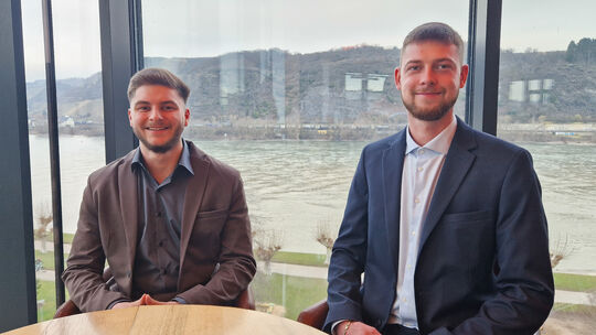 Ähnlich beeindruckend wie diese Perspektive von der Bar des Andernacher Hotels Einstein auf den Rhein sehen Benjamin Bär (links)