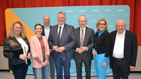 Mit Bettina Dickes (von links) Katharina Gräff, Michael Cyfka, Gordon Schnieder, Helmut Martin, Julia Klöckner und Peter Schmitt