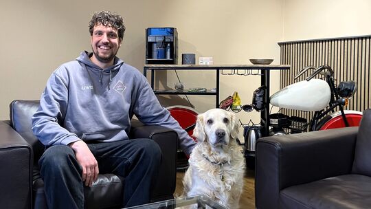 Fahrlehrer Uwe Bronn mit seinem treuen Begleiter Marley