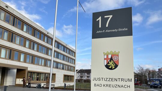 Ein 26-jähriger pakistanischer Staatsbürger soll im Sommer 2025 einen Landsmann auf der Nahebrücke in Bad Kreuznach beraubt und