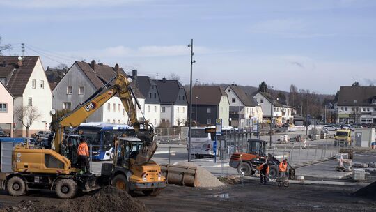 Die Bagger rollen wieder am Talweiherplatz in Birkenfeld - es fehlt nicht mehr viel, bis der Platz fertig ist.