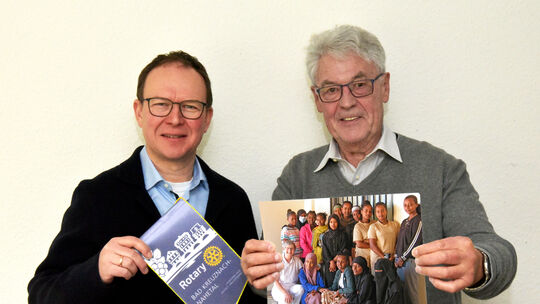 Thomas Behr (links), Präsident des Rotary Club Bad Kreuznach-Nahetal, und Projektbeauftragter Hans-Karl Mertes (rechts) freuen s