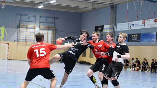 Louis Herbel (am Ball, rechts Abwehr-Chef und Kreisläufer Paul Junker fahren am Samstag mit aller Entschlossenheit nach Trier, u