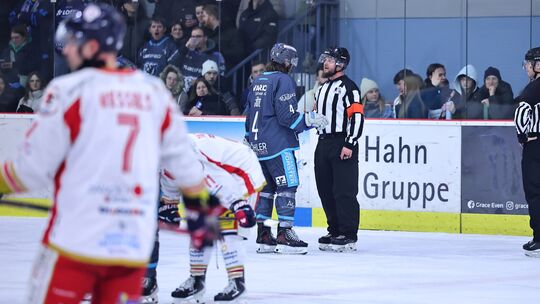 Neuwieds Marcus Götz und die Bären hatten zuletzt viel mit den Schiedsrichtern aus den Nachbarländern zu diskutieren, wie hier b