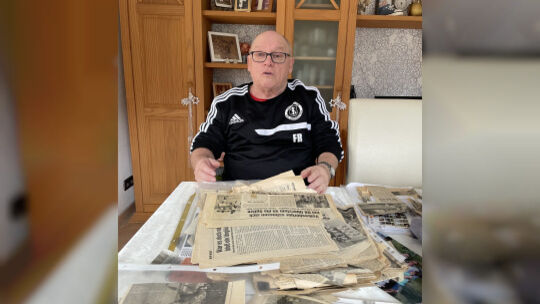 Fritz Röhrig sitzt in seinem Wohnzimmer über alten Zeitungen, in denen Geschichten über ihn zu finden sind. Doch wenn die Idar-O